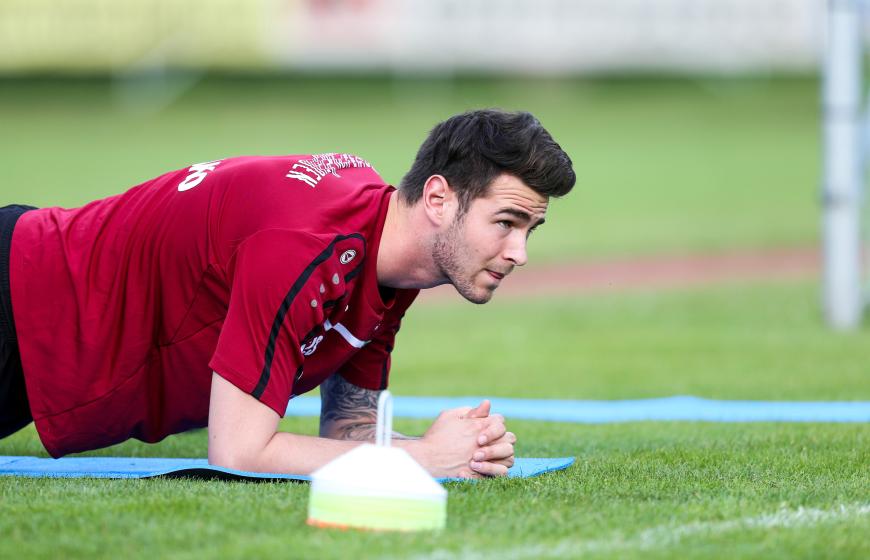 Auf dem Platz zeigt Samuel Radlinger vollen Körpereinsatz. Hat er jetzt auch schon um die Hand von Freundin Sila Sahin angehalten?