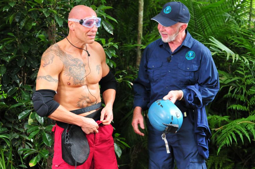Dr. Bob erkäutert, worauf er beim Kriechen, Schwimmen und Tauchen in der Höhle achten sollte. Natürlich tritt ein Thosten Legat diese Prüfung an!