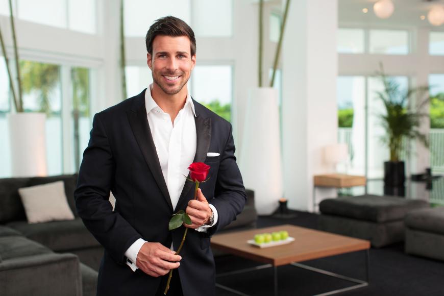 Die rote Rose schon im Anschlag: Leoanrd Freier wird als der neue Bachelor ...