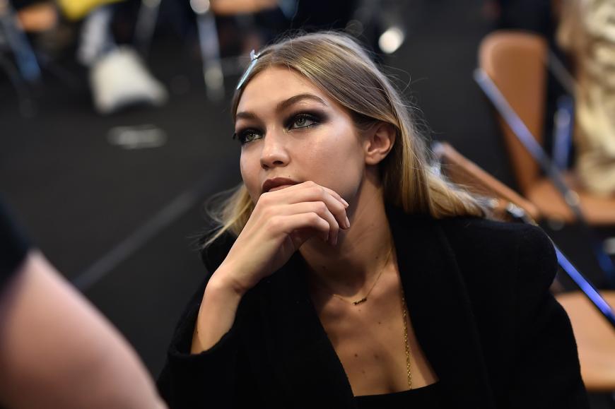 Gigi Hadid backstage bei der Atelier Versace Show