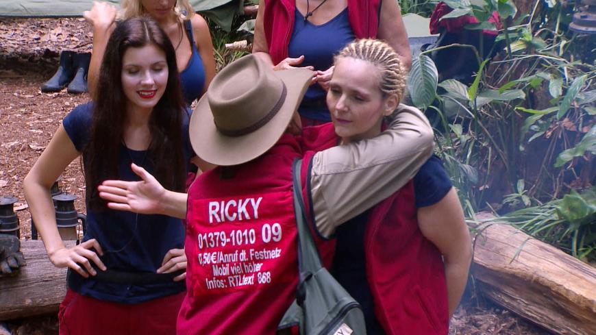 Auch mit Helena Fürst fällt die Verabschiedung mehr als unterkühlt aus. Die TV-Anwältin erwidert Rickys Umarmungsversuch nicht einmal.