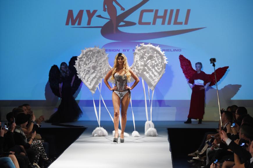 Was für ein Trio! Auf der Fashion Week in Berlin stand Micaela Schäfer zusammen mit ihrer Mutter Martina und ihrer Oma Christel auf dem Laufsteg für das Label „My Chili“