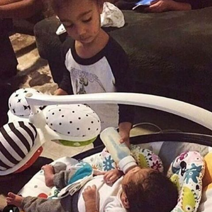 Süß! Dieses Foto soll angeblich North mit ihrem Bruder Saint West zeigen.
