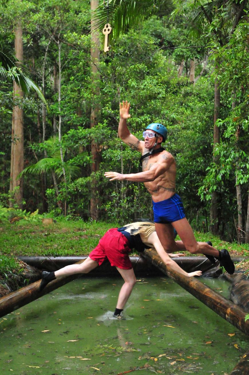 Mit Badekleidung, Schutzbrille und Helm gerüstet, geben die beiden ihr Bestes und landen mehr als einmal im Wasser.