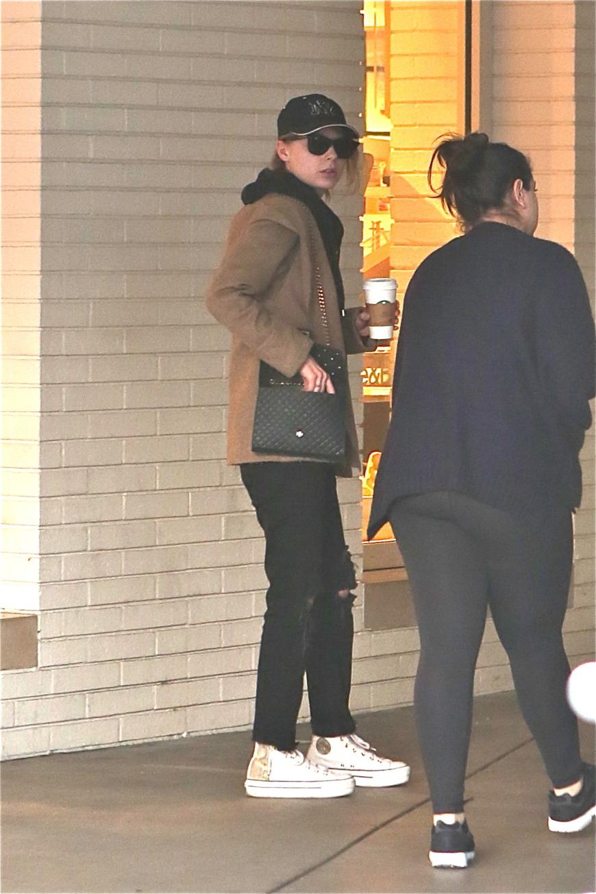 Spottet! Taylor Swift wollte inkognito beim Kaffeeladen in Beverly Hills Halt machen und wurde trotz Verkleidung prompt von den Paparazzi enttarnt.