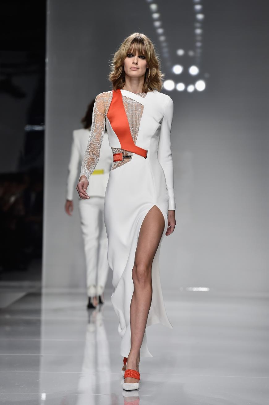 Robe mit seitlichem Beinschlitz