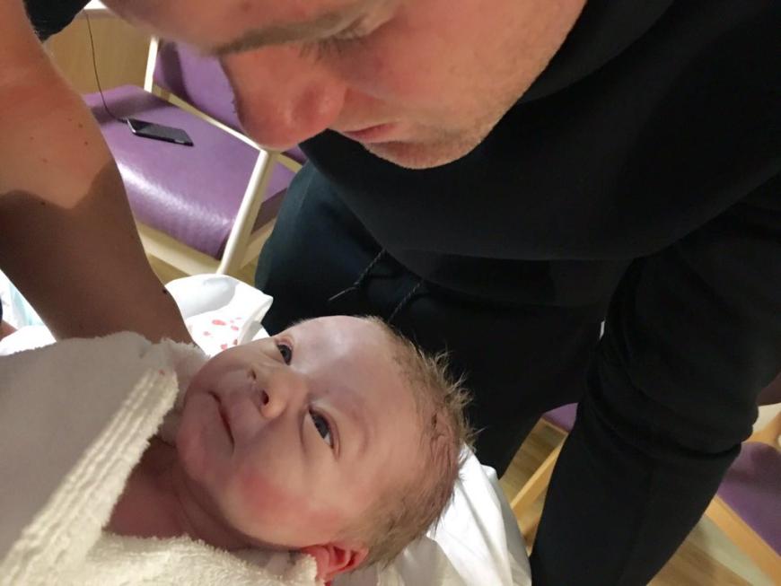 Neugierig beäugen sich der süße neue Erdenbürger namens Kit Joseph und sein berühmter Papa. Fußballer Wayne Rooney ist zum dritten Mal Vater geworden und postete diesen süßen Schnappschuss auf seiner Twitter-Seite.