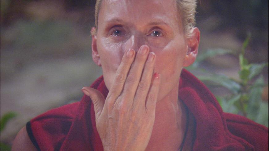 Brigitte Nielsen weint gerührt und schickt einen Luft-Kuss an ihren Liebsten.