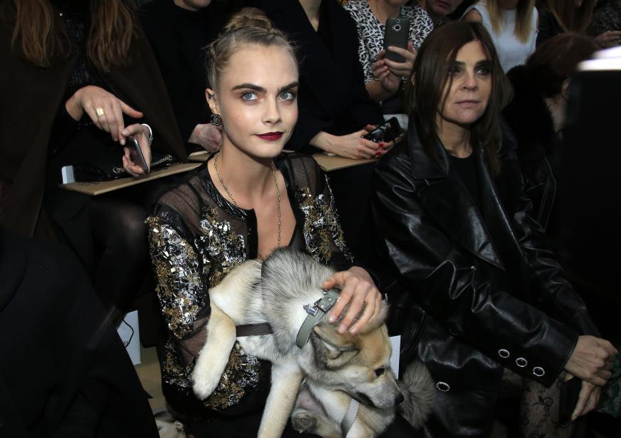 Sie kam allerdings in Begleitung eines haarigen Vierbeiners: Mit Hund Leo nahm sie in der Front Row Platz.