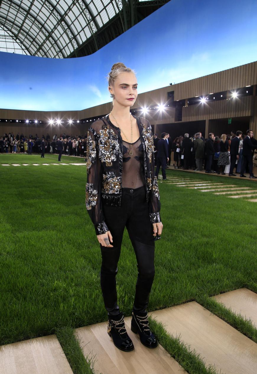 Cara Delevingne kam, um ihre Freundinnen Gigi Hadid und Kendall Jenner zu unterstützen.