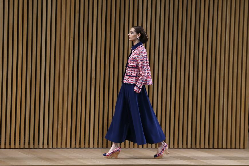Aber auch farbenfrohere Looks und natürlich die klassische Bouclé-Jacke von Chanel ist natürlich wieder dabei.