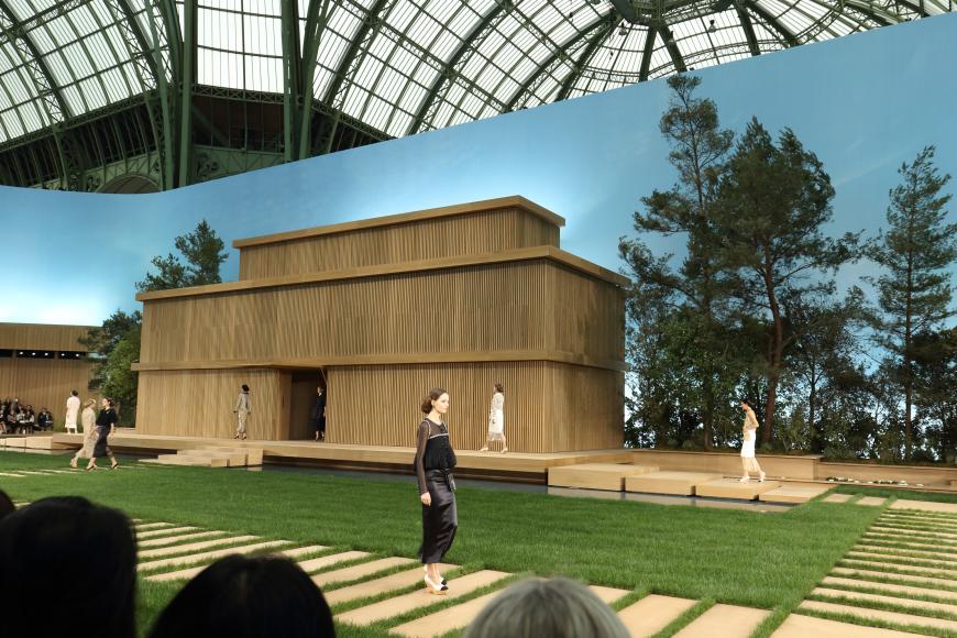 Vor einer Kulisse mit Wow-Effekt mit Natur- und Holz-Akzenten mitten im Grand Palais liefen die Models.