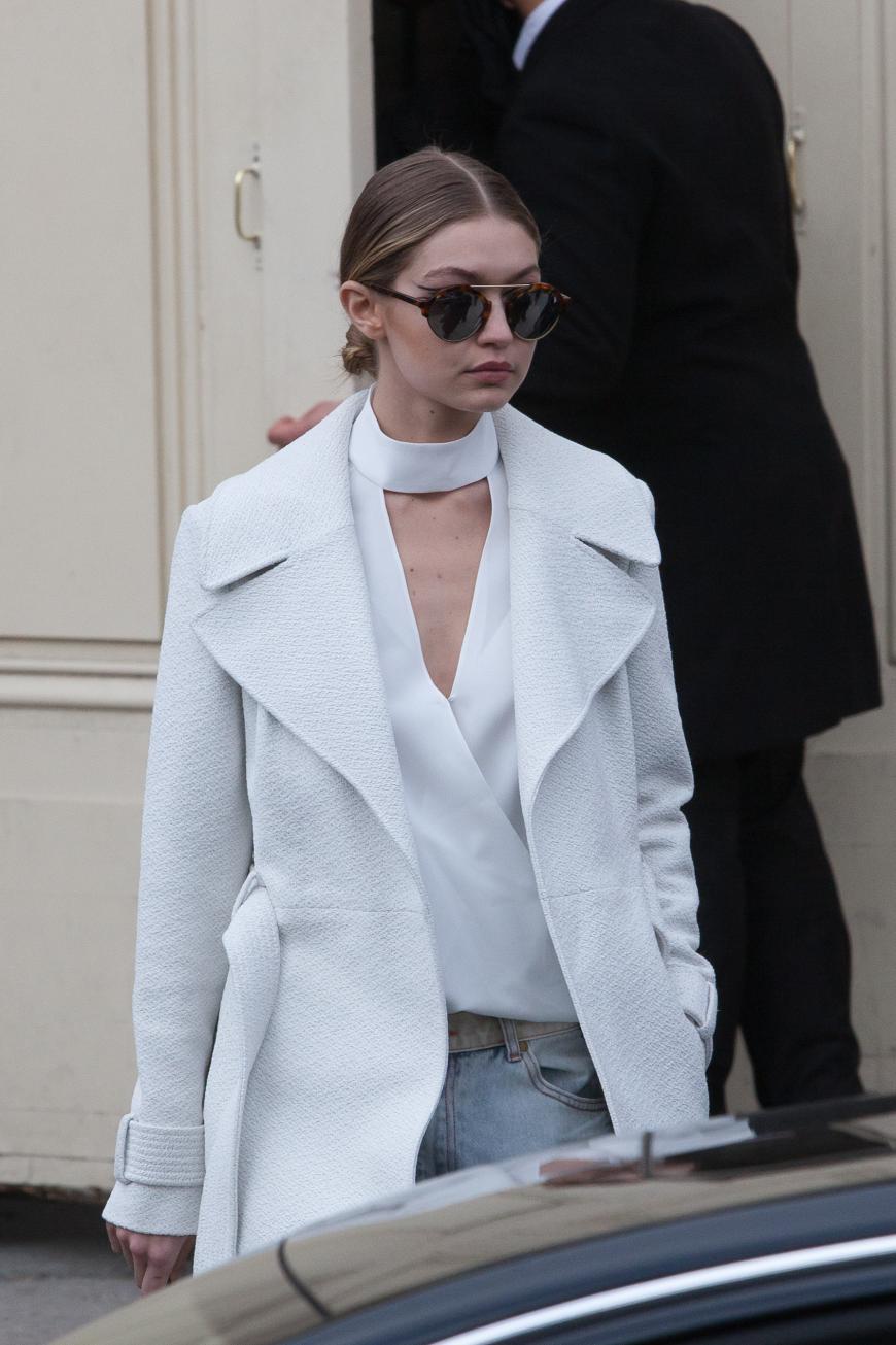 Gigi Hadid auf dem Weg zur Fashion Show von Chanel in Paris