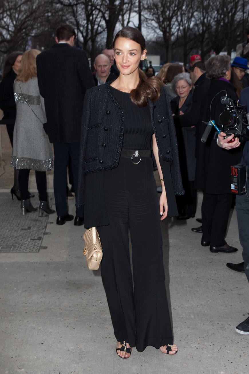 Charlotte Le Bon ganz in schwarz mit einer Chanel-Jacke.