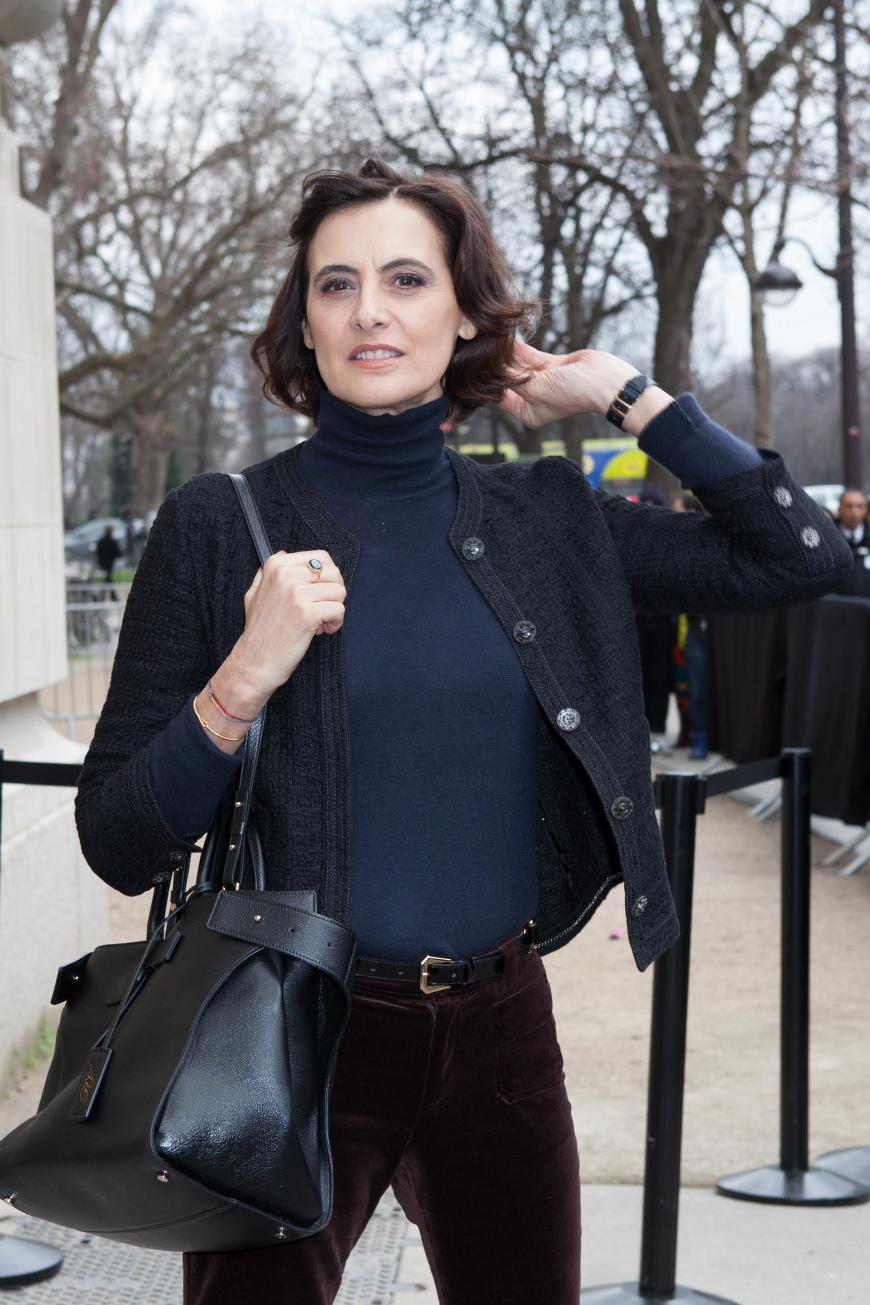 Ex-Model und Designerin Inès de la Fressange auf dem Weg zur Schau.