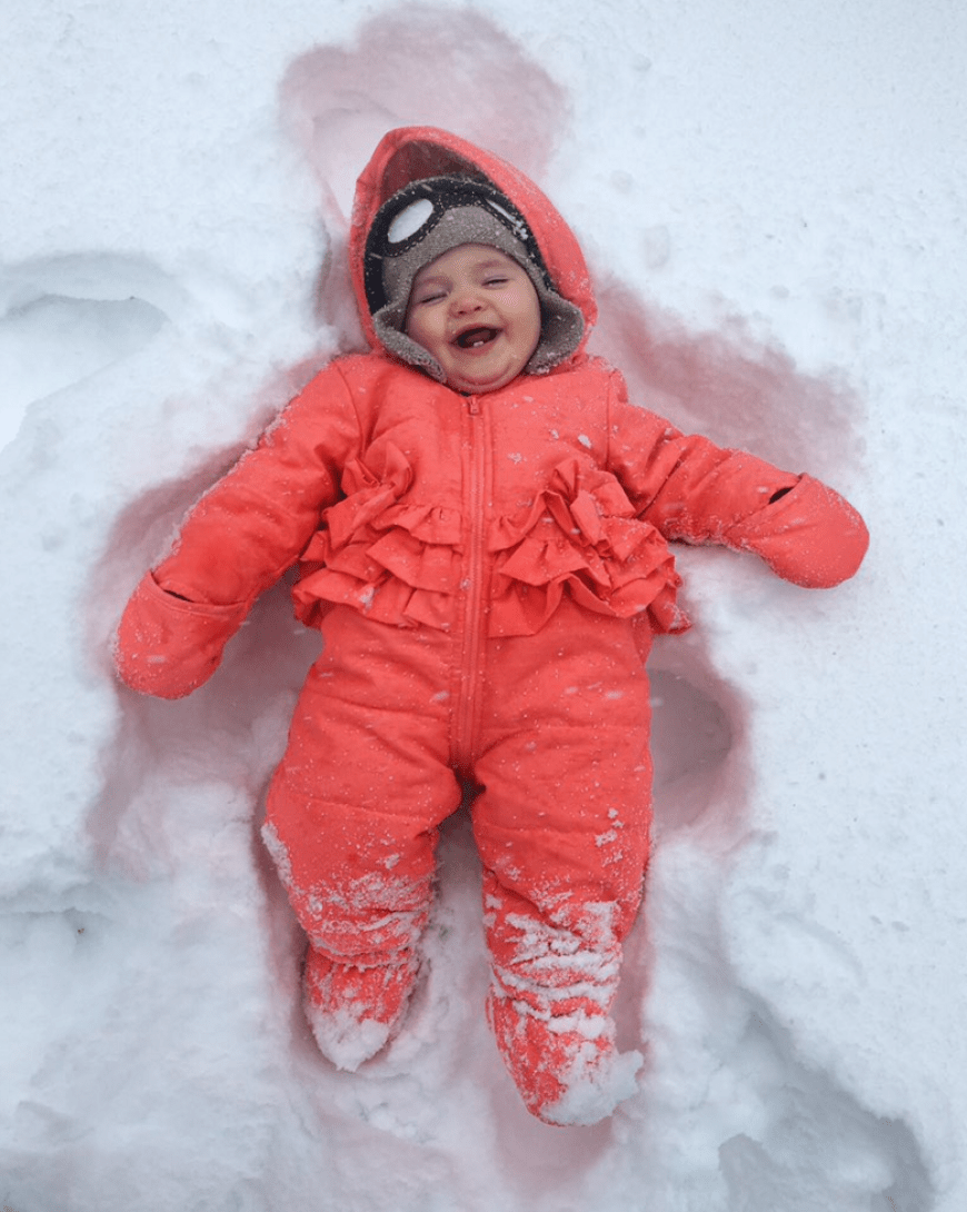 Oh nein, wie drollig! Das kanadische Model Coco Rocha postete dieses süße Foto ihrer kleinen und höchst vergnügten Tochter als Schnee-Engel.