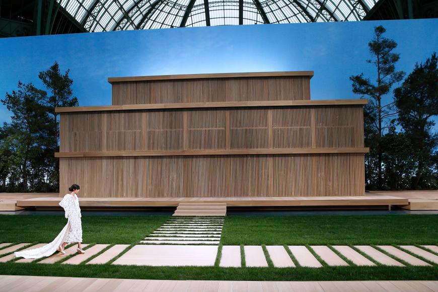 Futuristischer Catwalk bei der Chanel Couture Schau