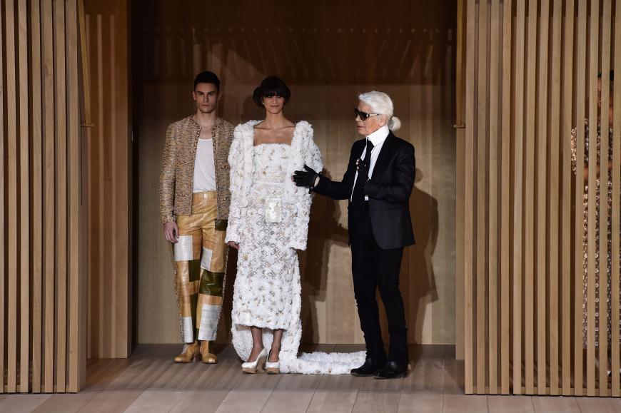 Karl Lagerfeld ließ sich zum Abschluss der Fashion Show von Baptiste Giabiconi und Mica Arganaraz begleiten.