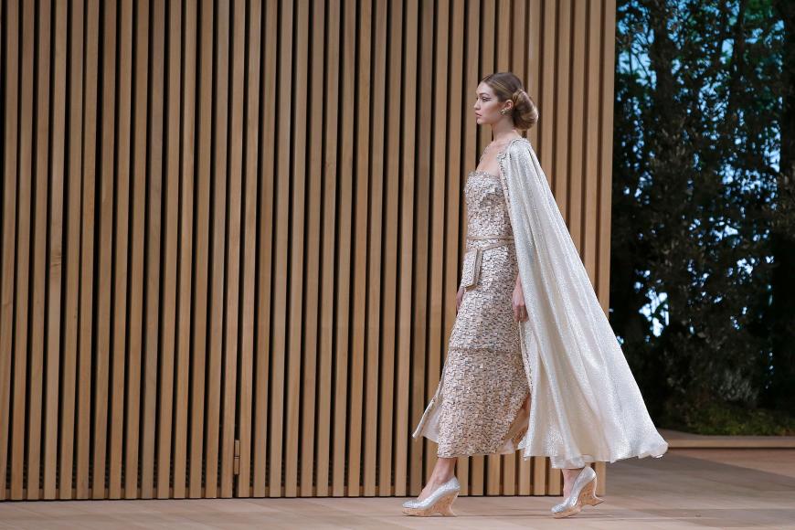 Mit aufwändiger Hochsteckfrisur im Prinzessin Leia-Style lief auch Gigi Hadid über den Laufsteg.