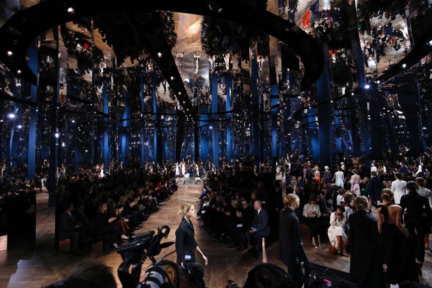 Vor beeindruckender Spiegelkulisse zeigten die Models die neuesten Dior Haute Couture Entwürfe für Spring/Summer 2016.