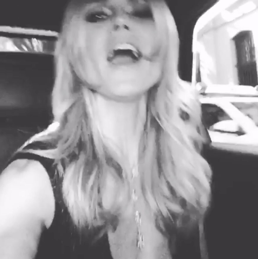 Aus tiefstem Herzen gibt Heidi Klum ein Lied zum Besten.