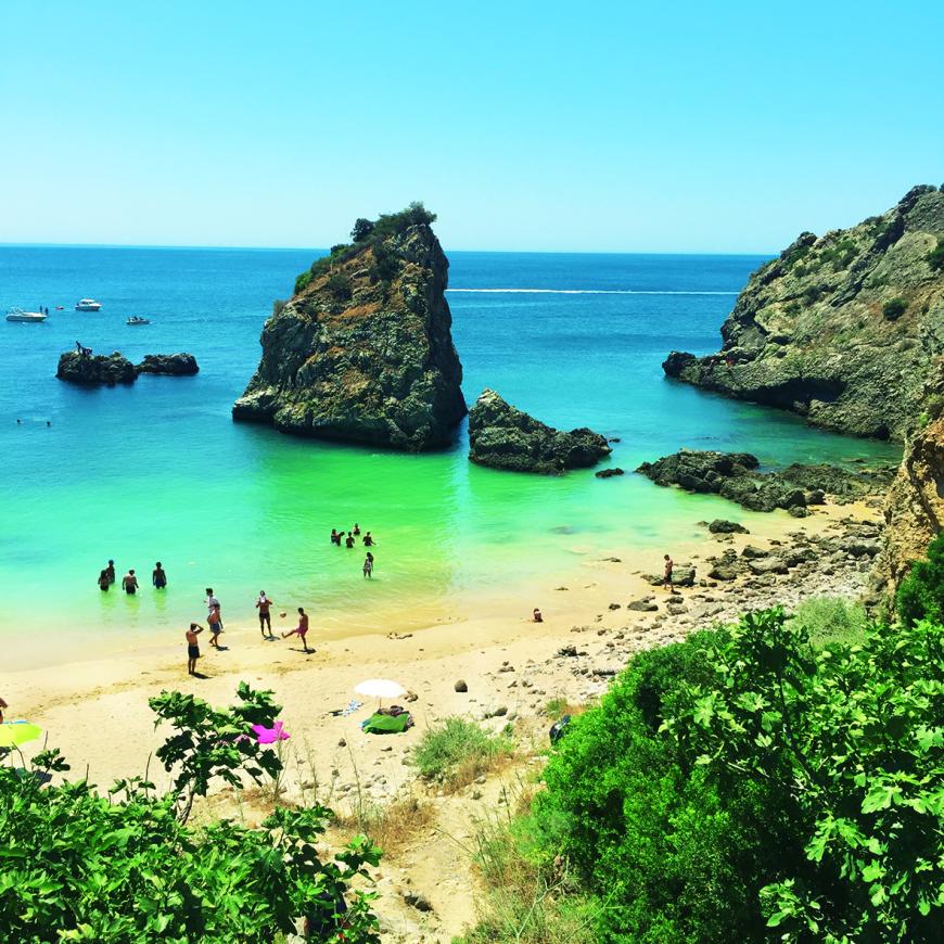 Nur einen Katzensprung von Alentejo entfernt, ein absolutes Must see: Praia da Ribeiro do Cavalo. Tipp: Nehmt euch unbedingt Proviant mit, denn dort gibt es keine Beach Bar. Der Wiederaufstieg dauert etwa 20 Minuten.