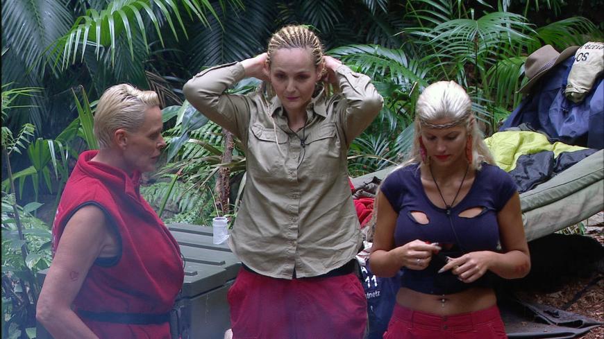 Helena hört bei einer Lästerattacke von Thorsten Legat mit und erzählt Sophia und Brigitte von der Sache.