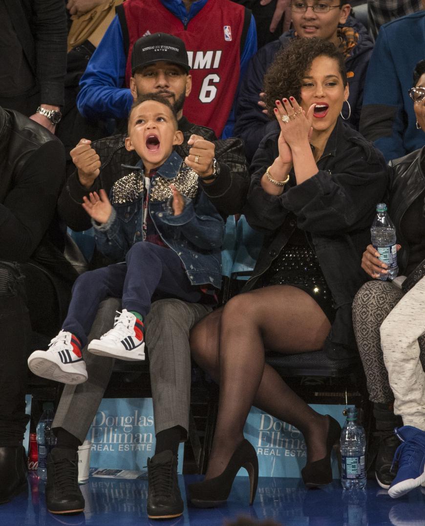 Ganz im Gegensatz zu Alicia Keys und Swizz Beats, die mit ihren Söhnen Egypt und Kasseem im Madison Square Garden ihr Team anfeuern.