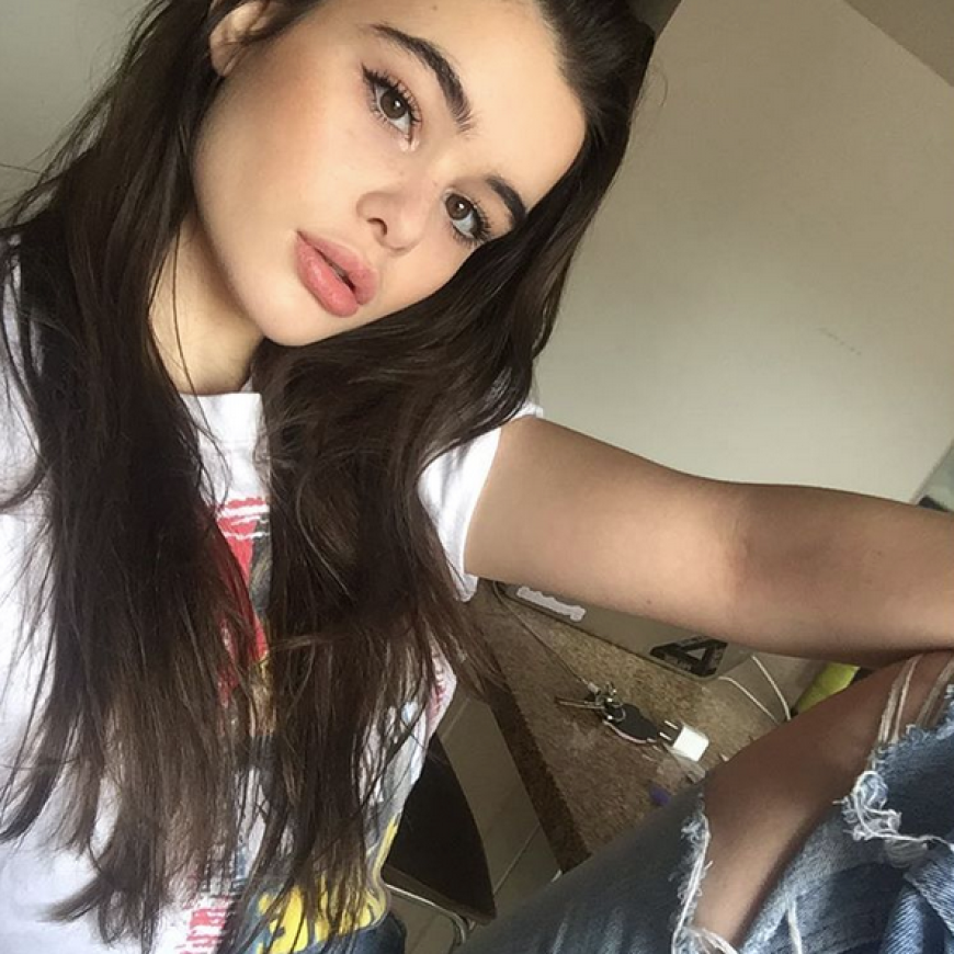 Die schöne Barbie Ferreira modelt für American Eagle.