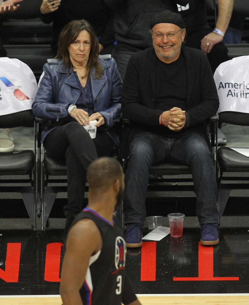 Billy Crystal ist ein großer Clippers-Fan und feuerte seine Lieblingsmannschaft im Spiel gegen die The Sacramento Kings im Staples Center in Los Angeles an.