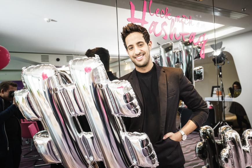 Und auch ihr Bruder Sami Slimani lässt sich dieses Event nicht entgehen.