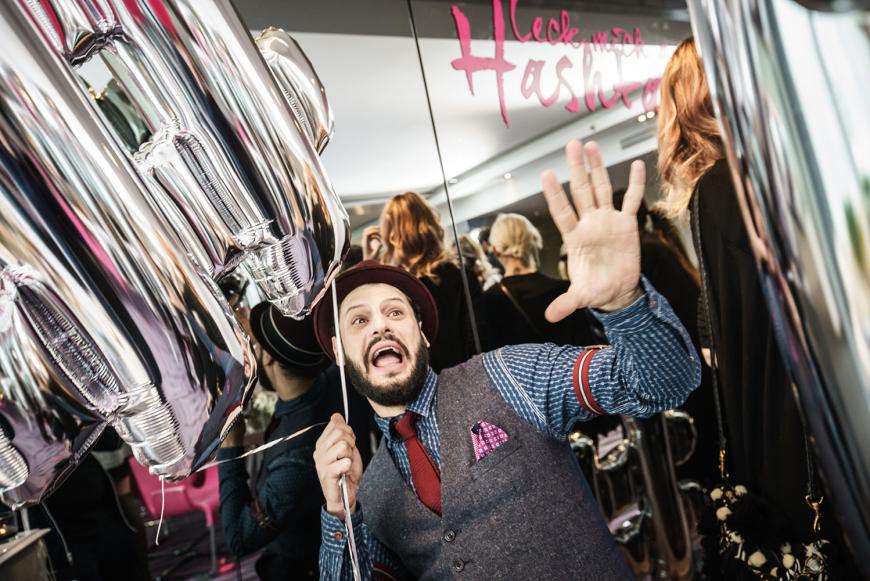 Allround-Talent Manuel Cortez hält sich schon mal am Hashtag-Luftballon fest.