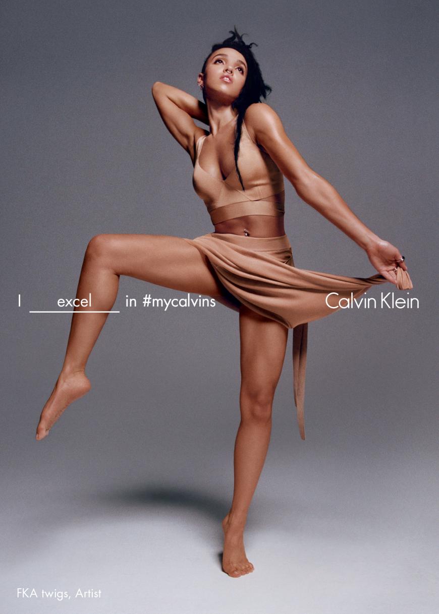 Und auch FKA twigs ist Teil der Kampagne und posiert lässig und sexy vor der Kamera.