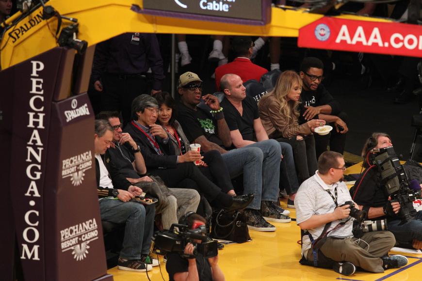 Basketballstar Dennis Rodman lässt sich beim Spiel der Lakers nicht aus der Ruhe bringen.