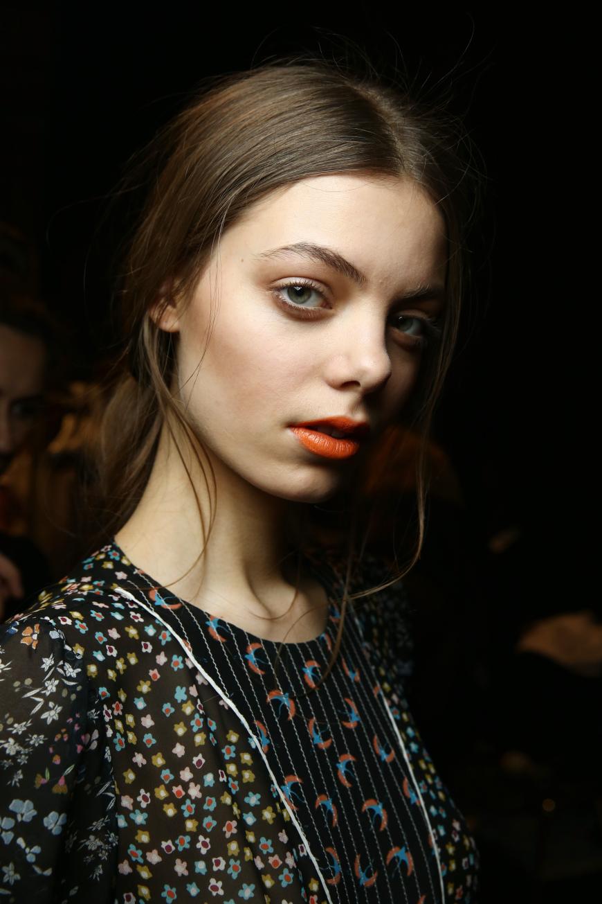 Orangefarbener Lippenstift funktioniert in matt und glänzend.