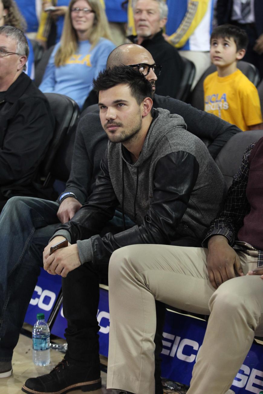 Taylor Lautner beobachtet das Spiel der UCLA Bruins gegen die Arizona Wildcats. Der Sportsgeist hat den