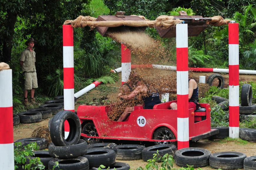 Thorsten, Jürgen und Menderes müssen gemeinsam in einem Dschungel-Cabrio-Buggy einen Parcours durchfahren. Die Schwierigkeit dabei: Jürgen trägt eine blickdichte Brille und sitzt am Steuer. Thorsten sitzt neben ihm mit dem Rücken zur Fahrtrichtung, trägt Kopfhörer und kann nichts hören. Menderes sitzt auf dem Rücksitz und darf nicht sprechen. Er ist aber der einzige, der die Strecke einsehen kann.