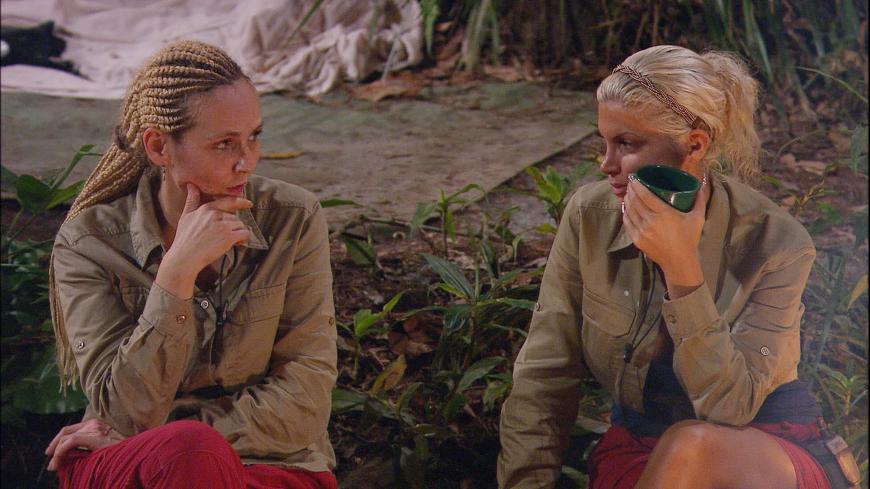 Auch Sophia und Helena beschäftigt der Streit noch immer. Sophia fragt Helena, ob es nicht besser gewesen wäre, sich gar nicht erst auf eine Diskussion mit Thorsten einzulassen.