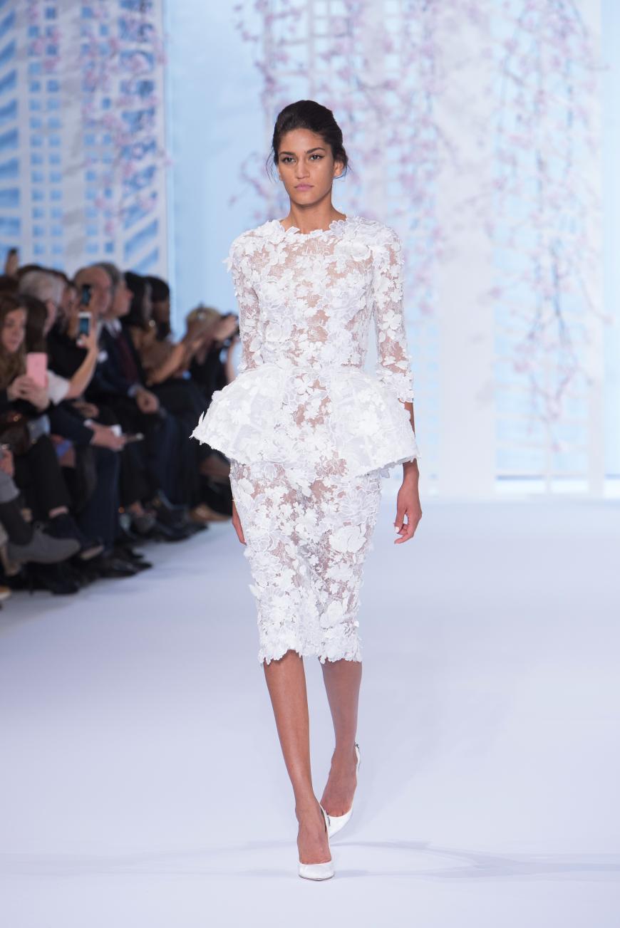 So hot und doch so angezogen: Das Bodycon-Dress von Ralph & Russo mit sexy Transparenz und kleinem Schößchen