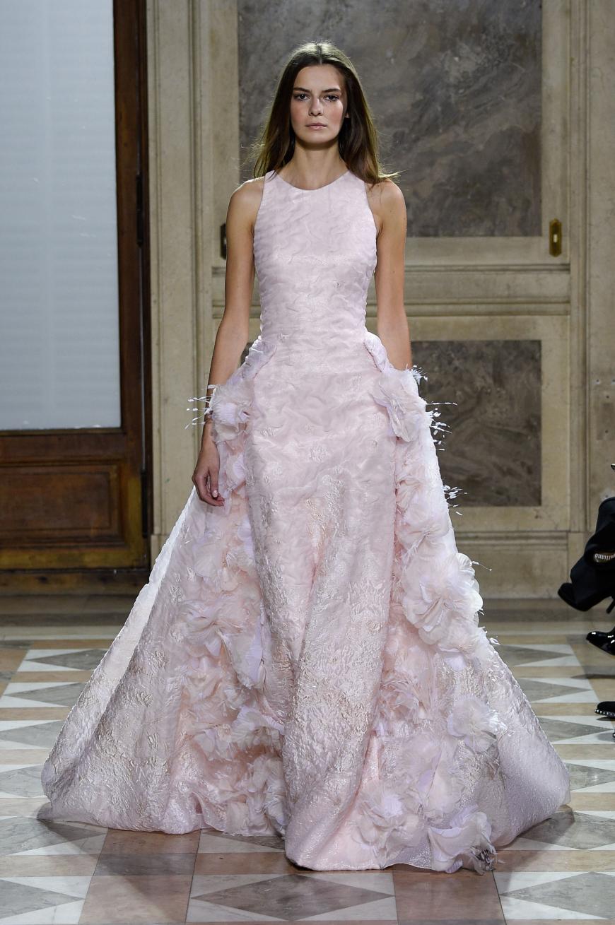 Es muss ja nicht immer Weiß sein: Wir wär's mit dieser aufwändigen Robe in zartem Rosa von Georges Chakra?