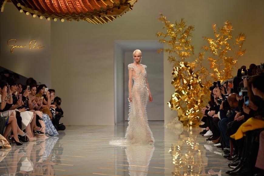 Okay, okay, für die Kirche ist auch dieses Dress von Guo Pei vielleicht etwas zu transparent.
