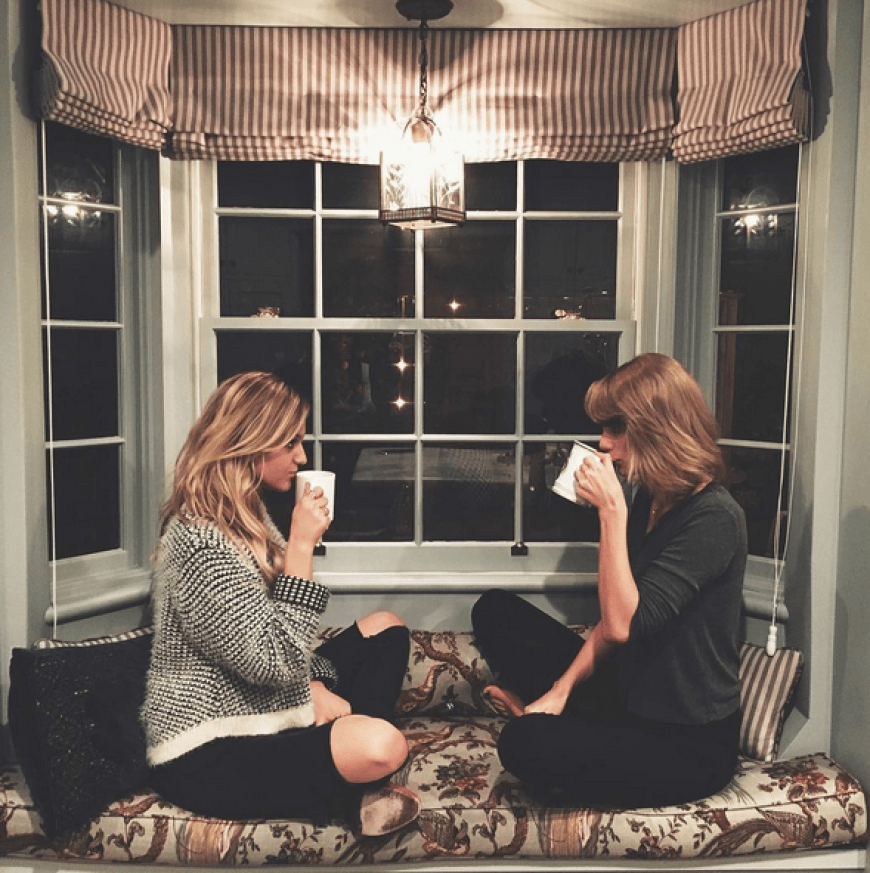 Frauengespräche! Taylor Swift & Kelsea Ballerini nehmen sich Zeit zu quatschen.