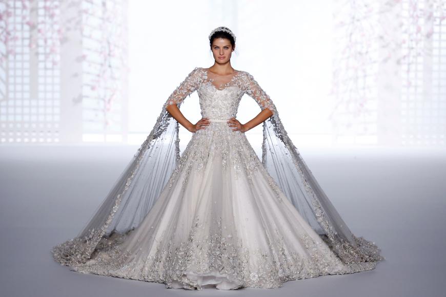 So schöööön: Das brasilianische Model Isabeli Fontana in einer Robe von Ralph & Russo mit XXL-Ärmeln.