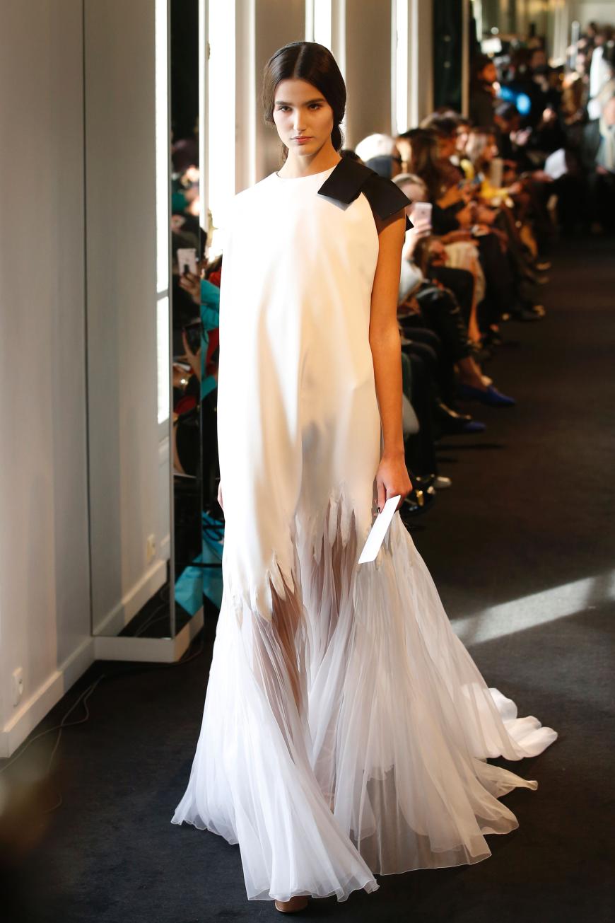 Très chic finden wir auch diese ungewöhnliche Kreation von Stephane Rolland