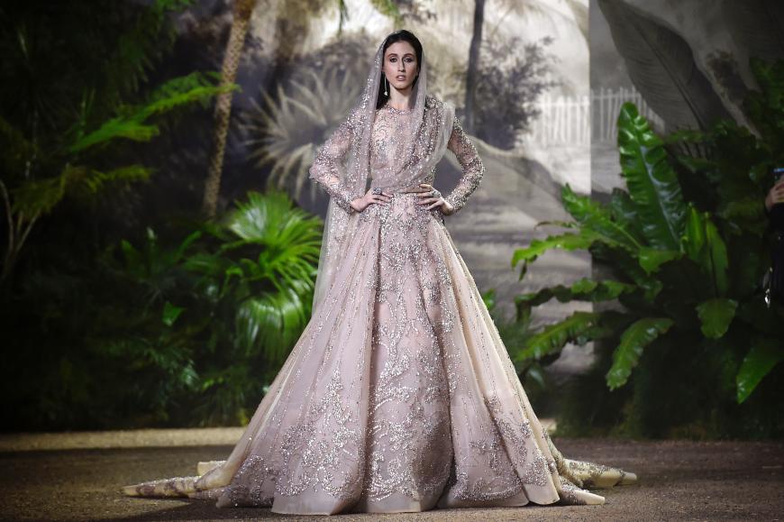 Ein Traum wie aus 1001 Nacht: Model Anna Cleveland präsentiert eine Kreation von Elie Saab.
