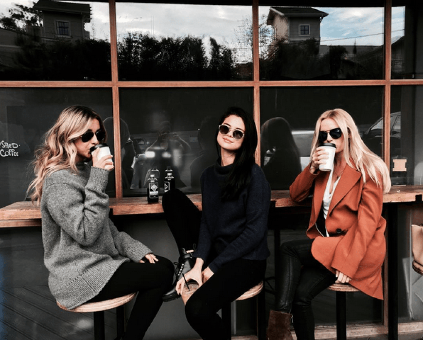 Auch Sel hängt am liebsten mit ihrem Girlssquad ab.