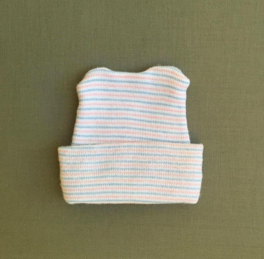 Mit diesem Babymützchen verkündete sie die freudige Botschaft!