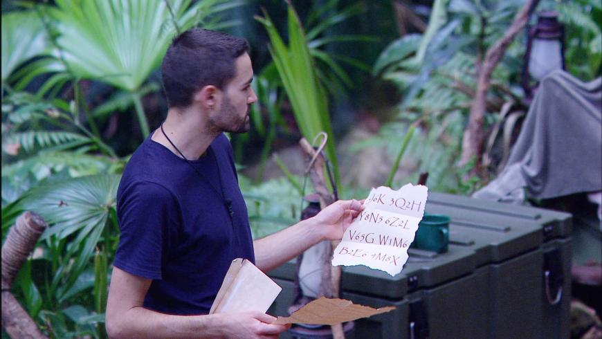 Menderes kommt mit einem Brief zurück ins Camp: „Liebe Dschungelstars, zu dieser Schatzsuche tretet ihr gemeinsam an. Um den Schatz zu gewinnen, müsst ihr einen Code auswendig lernen. Ihr dürft den Code nirgendwo aufschreiben und keine Hilfsmittel verwenden.“