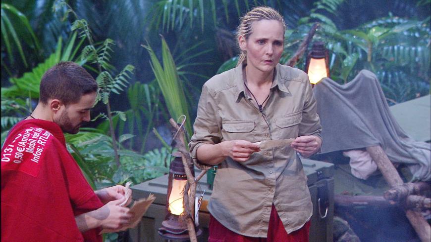 Helena fühlt sich nach ihrer misslungenen Dschungelprüfung und dem Stress nicht gut und bleibt am Lagerfeuer sitzen.