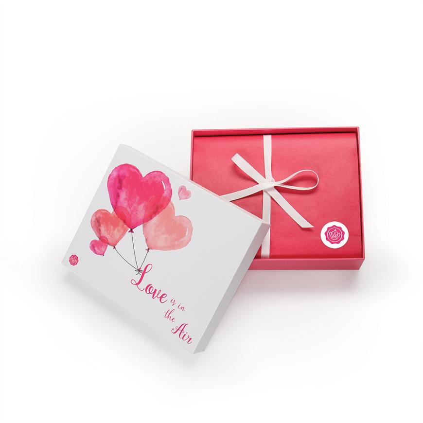 Ab dem 15. Januar ruft Glossybox zu einer ganz besonderen Valentinstag-Aktion auf. Jeder, der Sehnsucht nach einem besonderen Menschen hat, hat die Chance, eine Reise zu genau diesem - egal ob in Deutschland, USA oder Australien - zu gewinnen. Einfach eine kreative und emotionale Bewerbung an valentinstag@glossybox.de schicken. Außerdem gibt es die neue Valentinstag-Box mit ihrem Motto